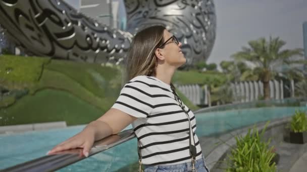 Uśmiechnięta Kobieta Okularach Cieszy Się Nowoczesnym Krajobrazem Dubaju Kultowym Muzeum — Wideo stockowe