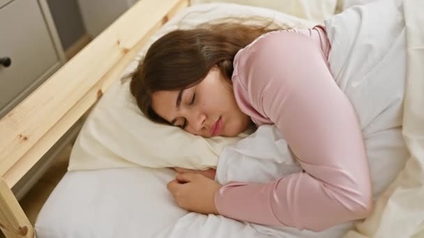 Una Joven Tranquila Duerme Dormitorio Cómodo Encarnando Relajación Tranquilidad Entorno — Vídeos de Stock