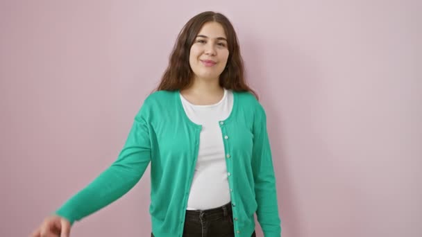 Веселая Молодая Латиноамериканка Уверенно Делает Знак Хорошо Успешным Выражением Лица — стоковое видео