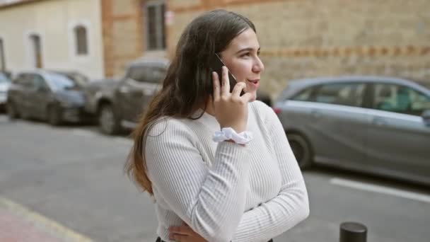 Νεαρή Ισπανίδα Μιλάει Στο Τηλέφωνο Έξω Στην Πόλη — Αρχείο Βίντεο