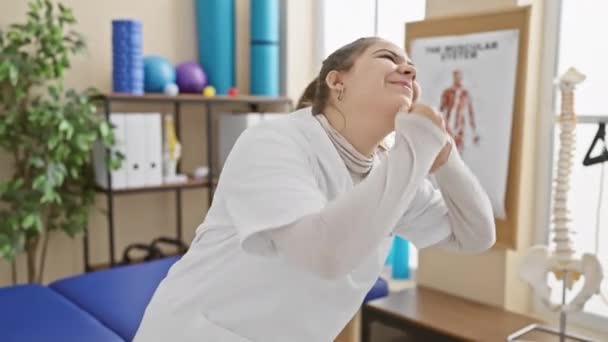 ユニフォームの若いヒスパニック看護師 叫び声優のジェスチャー リハビリクリニックでの成功を祝う — ストック動画