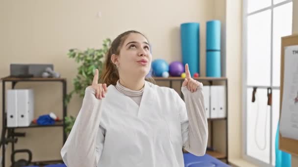 Překvapená Hispánská Ošetřovatelka Rehabilitační Klinice Radostně Ukazující Vzhůru Nečekaný Okamžik — Stock video