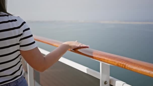 若い大人の女性は 晴れた休日の海を見ながらクルーズ船のデッキの雨に走ります — ストック動画