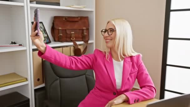 Впевнена Молода Блондинка Насолоджується Роботою Приймаючи Задоволене Селфі Своїм Смартфоном — стокове відео