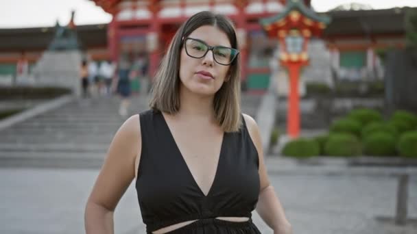 Mulher Hispânica Bonita Com Óculos Posa Fushimi Inari Taisha Alegria — Vídeo de Stock