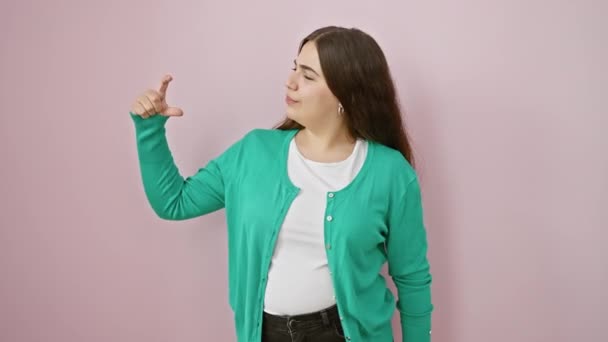 Впевнена Молода Іспаномовна Жінка Показує Знак Малого Розміру Пальцями Стоїть — стокове відео