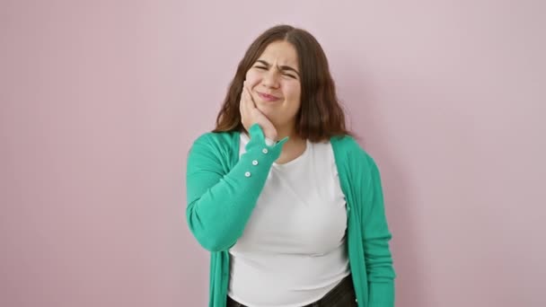 고통스러운 히스패닉 여자가 분홍색 치통을 — 비디오