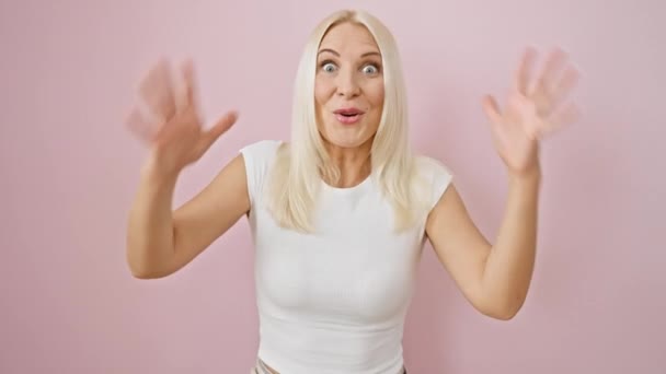 Радостная Молодая Блондинка Торжествуя Поднимает Руки Восклицает Победе Сияющей Счастьем — стоковое видео