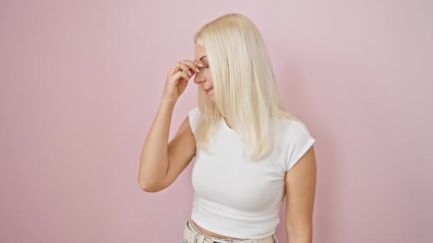 Уставшая Молодая Блондинка Стрессе Яростно Потерев Глаза Нос Стоящая Одна — стоковое видео
