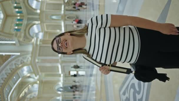 Kvinna Med Glasögon Inuti Lyxiga Qasr Watan Palats Abu Dhabi — Stockvideo