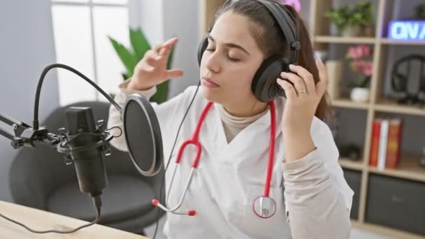 Una Joven Hispana Sonriente Con Auriculares Interior Estudio Radio Preparándose — Vídeo de stock
