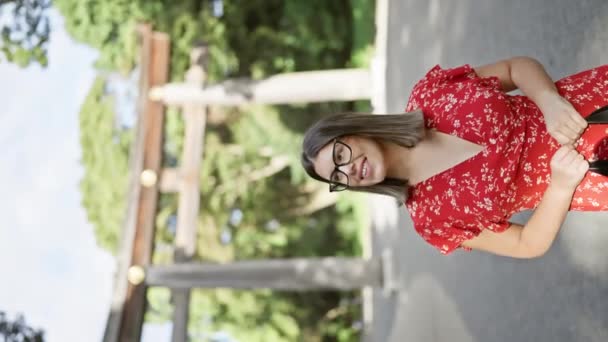美丽的他的惊慌失措的女人 戴着眼镜 站着一副快乐和自信的画像 微笑着 环视着亚洲文化 凝视着东京的迈吉寺 — 图库视频影像