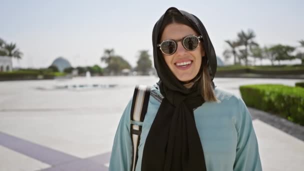 Usmívající Žena Hidžábu Slunečních Brýlích Stojí Slunném Nádvoří Mešity Uae — Stock video