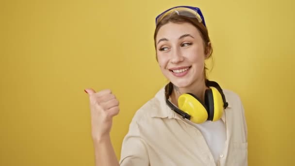 Joyeux Jeune Fille Brune Dans Des Lunettes Sécurité Des Écouteurs — Video