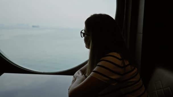 Споглядальна Жінка Яка Дивиться Порт Морській Подорожі Викликаючи Подорожі Відображення — стокове відео
