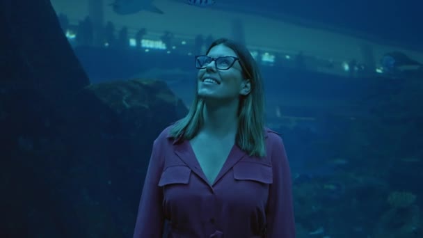 ダビデの水中水族館で海洋生物を賞賛する若い女性 旅行と観光を紹介 — ストック動画
