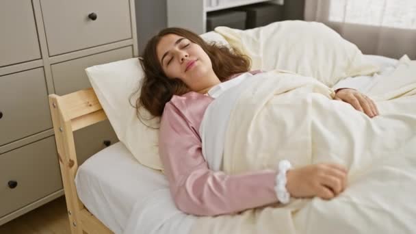 一个年轻的惊慌失措的女人在舒适的卧室里享受着一个轻松的早晨 充满了快乐和舒适 — 图库视频影像