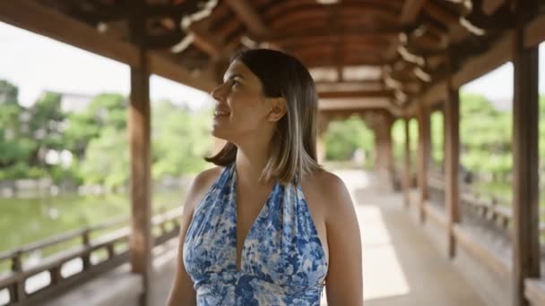 Mooie Latijns Amerikaanse Vrouw Vol Vertrouwen Staande Genieten Glimlachen Terwijl — Stockvideo
