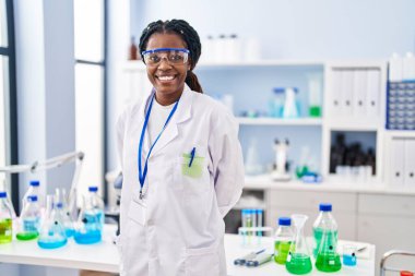 Afro-Amerikan bilim kadını gülümsemesi laboratuvarda kendine güvenen