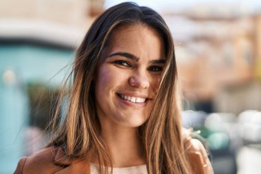 Sokakta kendine güvenen güzel İspanyol bir kadın.