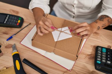 Genç, güzel, İspanyol bir kadın. İş adamı. Gülümsüyor.