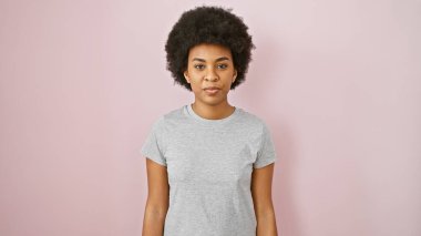 Kıvırcık saçlı, kendine güvenen siyah bir kadının portresi..