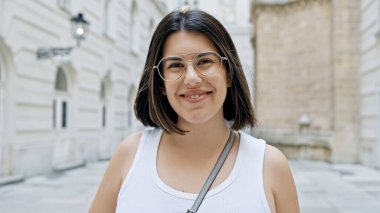 Genç ve güzel İspanyol kadın Viyana sokaklarında selfie çekiyor.