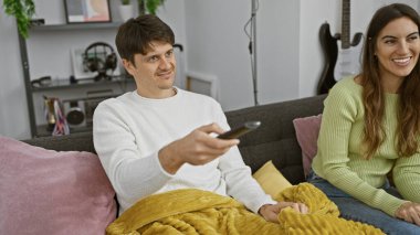 Bir kadın ve erkek rahat bir oturma odasında birbirlerine bağlanırlar, rahat bir ev ortamında sevgi ve birlikteliği anımsarlar..