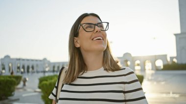 Gözlüklü genç bir kadın Abu Dabi 'deki Qasr al Watan Sarayı' nın ihtişamına hayran..