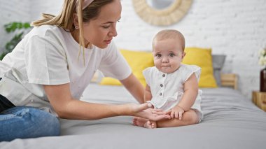 Güzel bir anne ve kızın, birlikte yatakta oturup, güzel bir aile ilişkisinin ortasında, yatak odalarında birbirlerine havalı bir ifadeyle baktıkları sıradan bir ev hayatı..