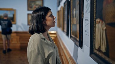 Güzel İspanyol bir kadın Viyana 'daki Belvedere Sarayı' nda sanat galerisini ziyaret ediyor.