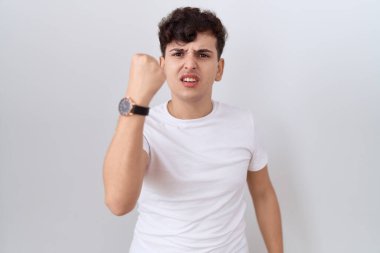 Gündelik beyaz tişört giyen, sinirli ve kızgın genç, sinirli ve öfkeliyken öfkeyle bağıran bir adam. öfke ve agresif konsept. 