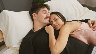 Bir kadın ve erkeğin birlikte uyuduğu, aşkı, samimiyeti ve ev hayatını somutlaştıran huzurlu bir yatak odası..