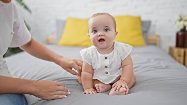 Güzel bir anne ve kızın, birlikte yatakta oturup, güzel bir aile ilişkisinin ortasında, yatak odalarında birbirlerine havalı bir ifadeyle baktıkları sıradan bir ev hayatı..