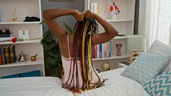 Güzel Afro Amerikan Kadını Kollarını Sıcacık Yatak Odasında Açarak Sabahı — Stok fotoğraf