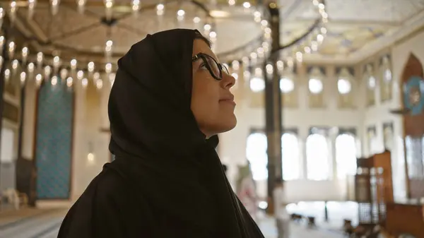 Una Mujer Contemplativa Con Gafas Hijab Dentro Una Gran Mezquita — Foto de Stock