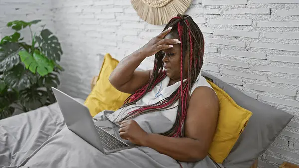 Измученная Африканская Американка Сидит Удобной Кровати Уютной Спальне Борясь Стрессовыми — стоковое фото