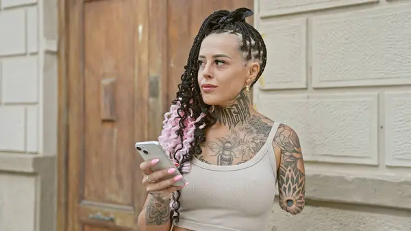 Cool Hispánský Amputace Žena Vážně Soustředit Její Smartphone Městské Ulici — Stock fotografie