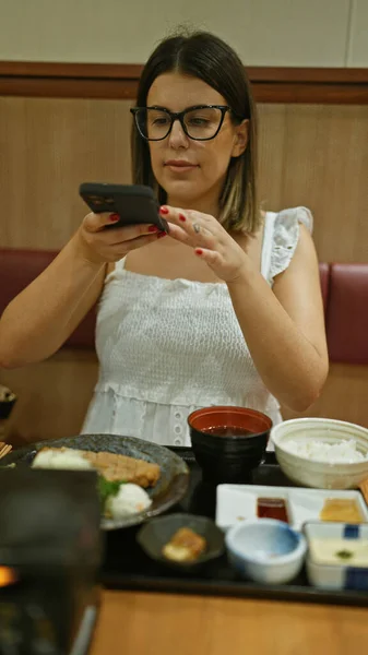 Beautiful Hispanic Woman Captures Delightful Food Photo Trendy Restaurant Cafe — Stock Photo, Image