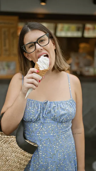 Χαρούμενη Ισπανίδα Γεύεται Υπέροχα Γλυκό Παγωτό Στην Οδό Κιότο Όμορφο — Φωτογραφία Αρχείου