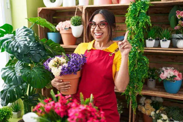 Çiçekçi dükkanında çalışan genç Arap kadın bir fikir ya da soruyla şaşırdı. 