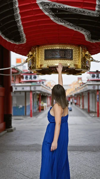 Cheerful Hispanic Female Glasses Charmed Colossal Asian Lantern Senso Temple — Stock Photo, Image