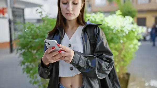 Focused Brunette Woman Uses Her Smartphone While Standing Busy City — Stock Photo, Image