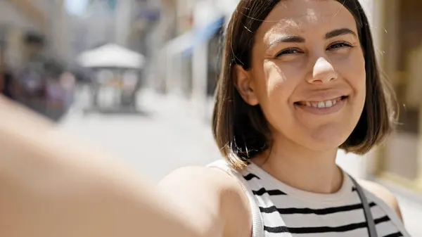Ung Vacker Latinamerikansk Kvinna Tar Selfie Gatorna Wien — Stockfoto