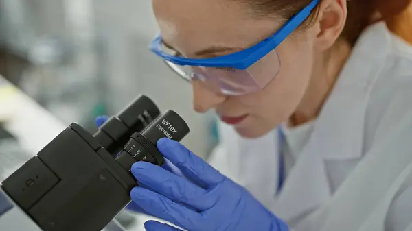 研究室で顕微鏡を用いた女性科学者で 医学研究と技術を紹介 — ストック写真