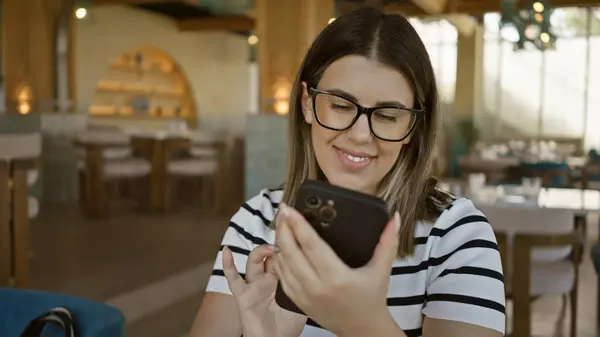 Lächelnde Frau Mit Smartphone Modernem Café — Stockfoto