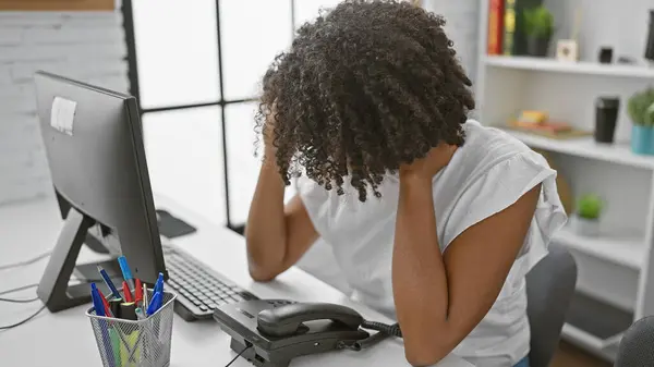 紧张的非洲裔美国妇女在办公室与计算机 — 图库照片