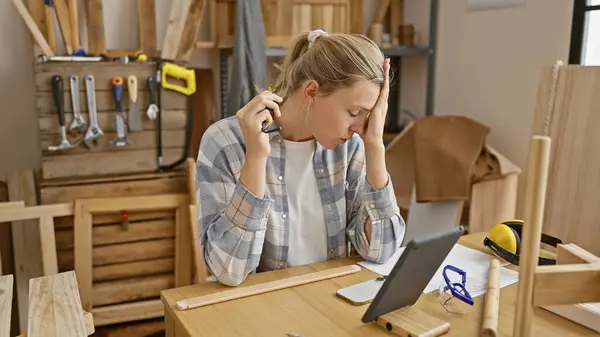 Concerned Young Woman Woodworking Studio Smartphone Tools Lumber — Stock Photo, Image