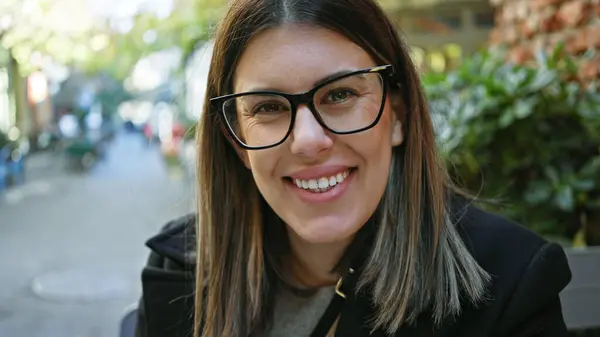Mulher Feliz Adulta Morena Usando Óculos Sentada Terraço Café Dia — Fotografia de Stock
