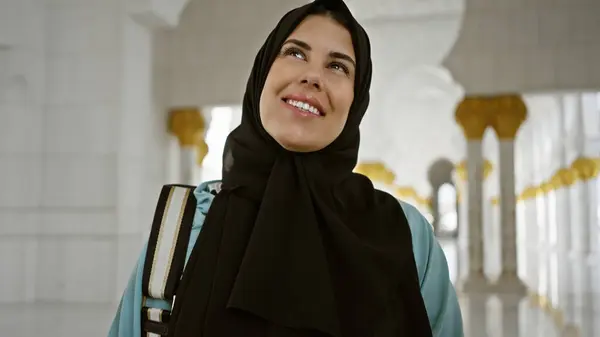 アブダビモスクのヒジャブの笑顔の女性は イスラム建築と観光を展示しています — ストック写真